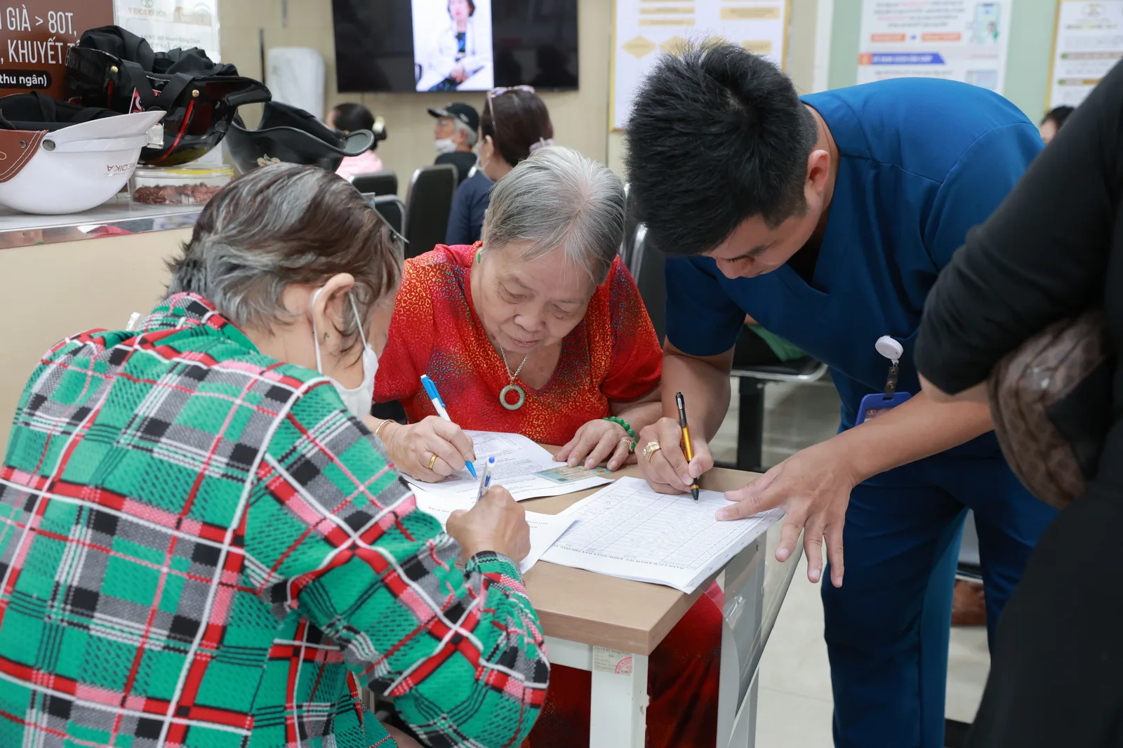 Bệnh nhân làm thủ tục khám chữa bệnh BHYT tại Trung tâm Y Khoa Kỳ Hòa